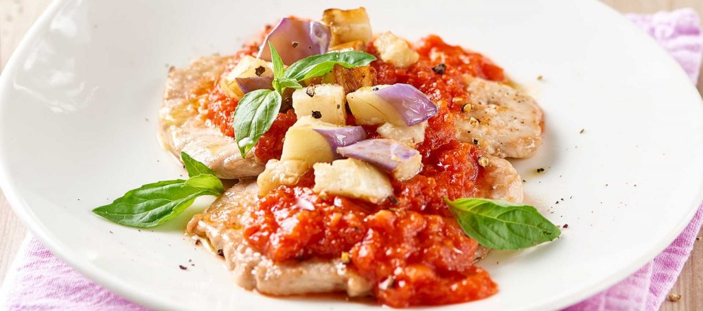 Scaloppine con pomodoro, melanzane e germogli Scaloppine con pomodoro, melanzane e germogli