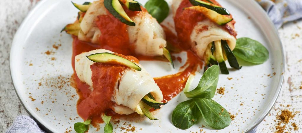 Involtini di nasello ripieni di zucchine e salsa al curry Involtini di nasello ripieni di zucchine e salsa al curry