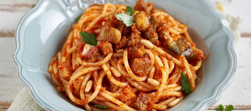 Spaghetti con melanzane, pinoli e pane croccante Spaghetti con melanzane, pinoli e pane croccante