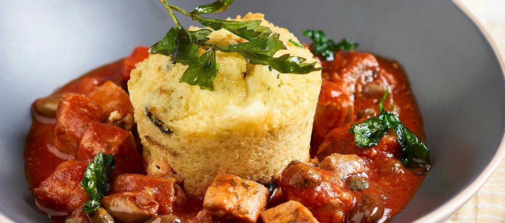 Mini timballo di couscous con olive, mozzarella, capperi e tonno ammuttunato Mini timballo di couscous con olive, mozzarella, capperi e tonno ammuttunato