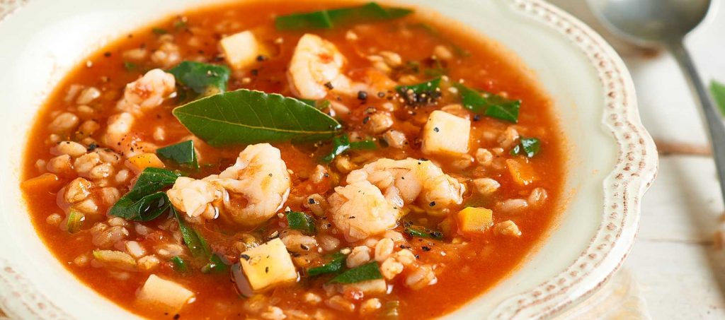 Minestra di farro con pomodoro, bietole e gamberoni Minestra di farro con pomodoro, bietole e gamberoni
