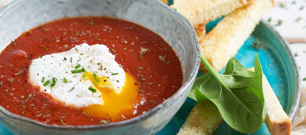 Uova poché con salsa al pomodoro ed erbe aromatiche Uova poché con salsa al pomodoro ed erbe aromatiche