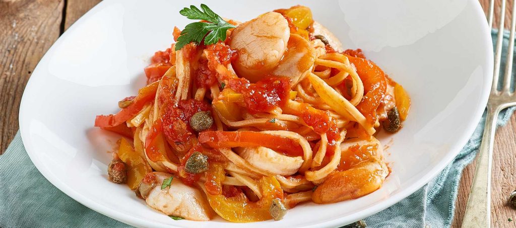 Tagliolini con peperoni, pomodoro, capperi e capesante Tagliolini con peperoni, pomodoro, capperi e capesante