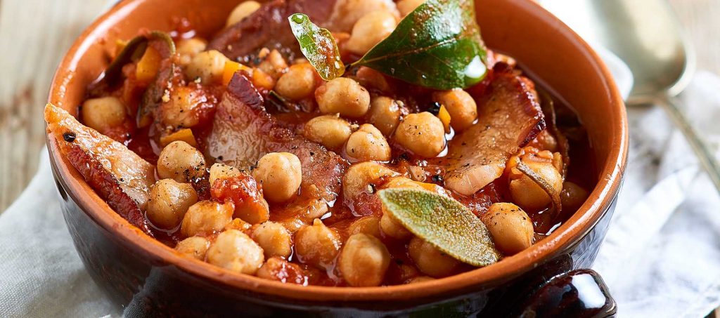 Umido di ceci, pelati e bocconcini di pancetta Umido di ceci, pelati e bocconcini di pancetta