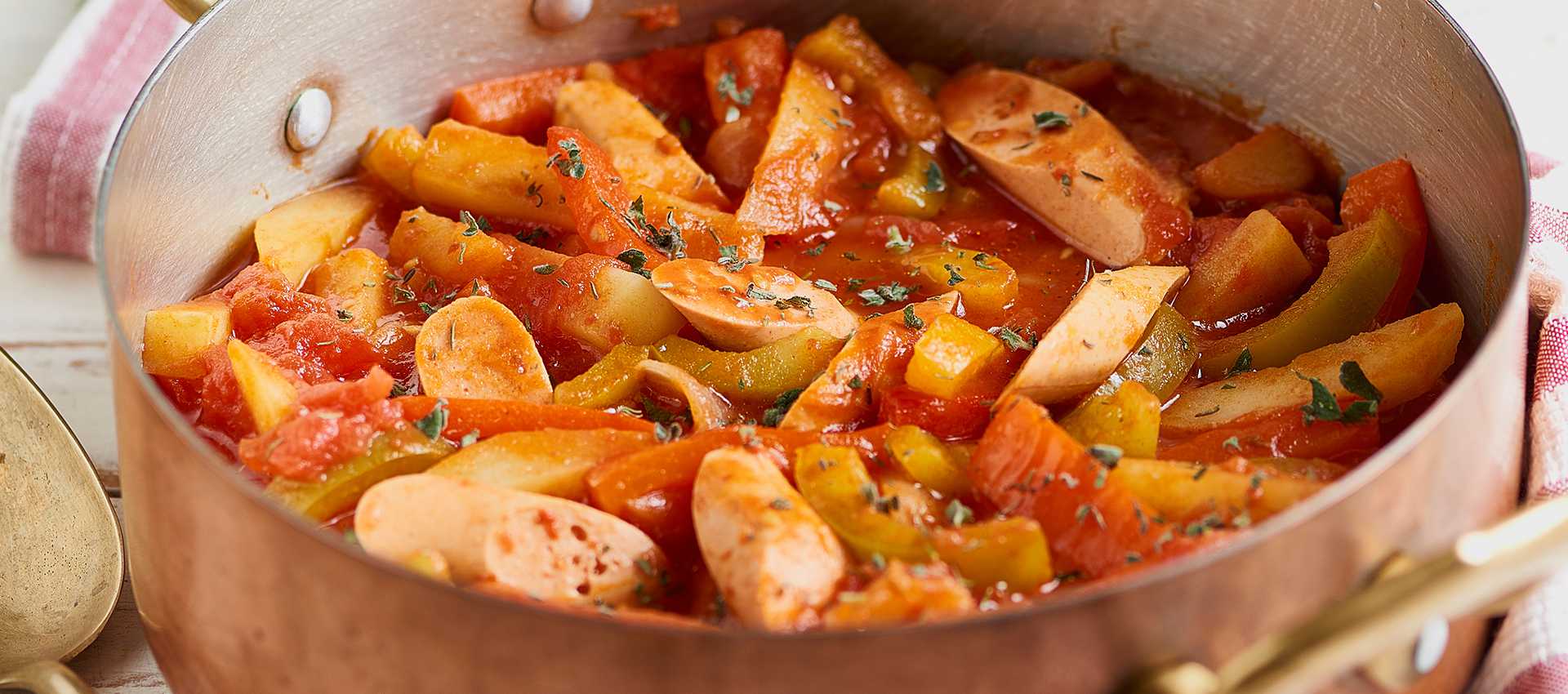 Goulash di verdure e wurstel vegetali