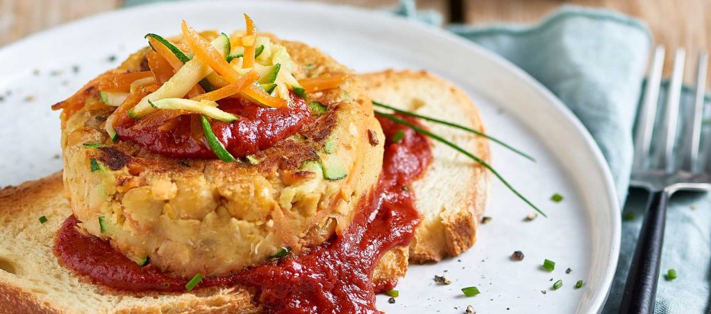 Hamburger di ceci e rosmarino con salsa agrodolce di pomodoro Hamburger di ceci e rosmarino con salsa agrodolce di pomodoro