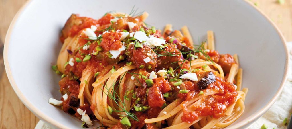 Linguine al pomodoro con melanzane e pistacchi Linguine al pomodoro con melanzane e pistacchi
