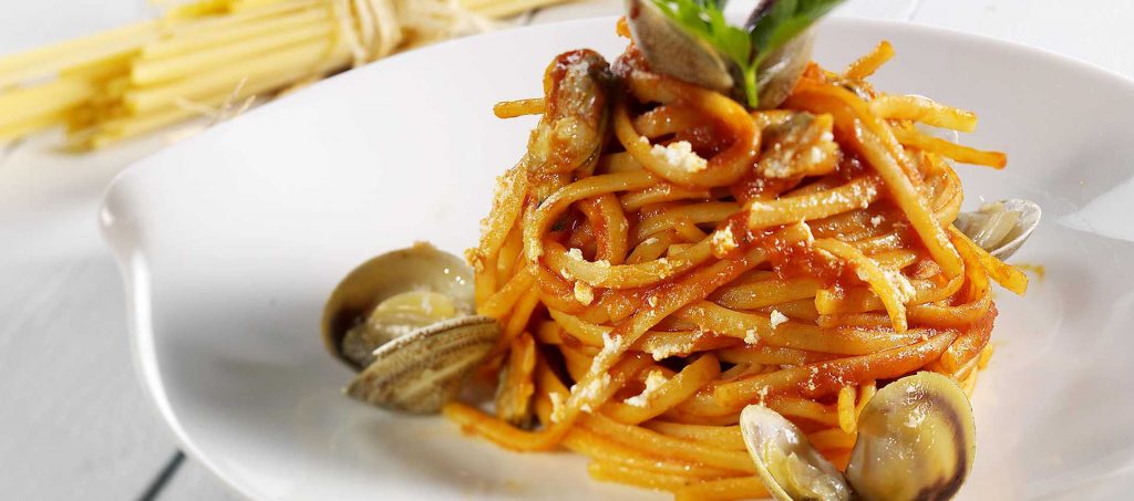 Linguine alle vongole con ricotta e salsa di datterini Linguine alle vongole con ricotta e salsa di datterini
