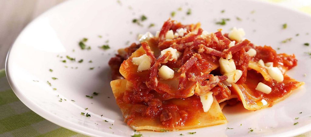 Maltagliati con salamino piccante e dadolata di scamorza Maltagliati con salamino piccante e dadolata di scamorza