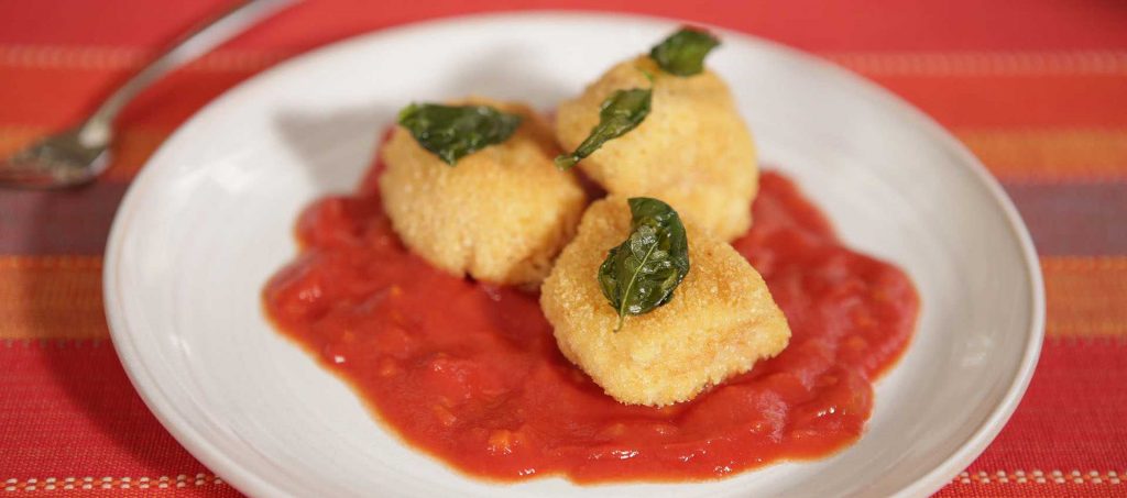 Cubotti di pollo alla milanese con salsa di pomodoro Cubotti di pollo alla milanese con salsa di pomodoro