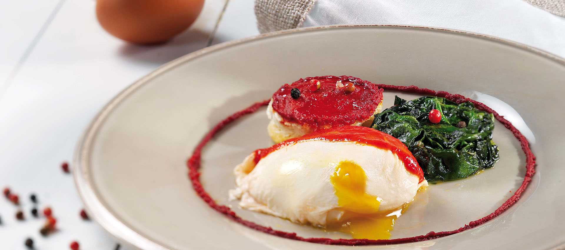 Uova poche crostini di pane e spinaci