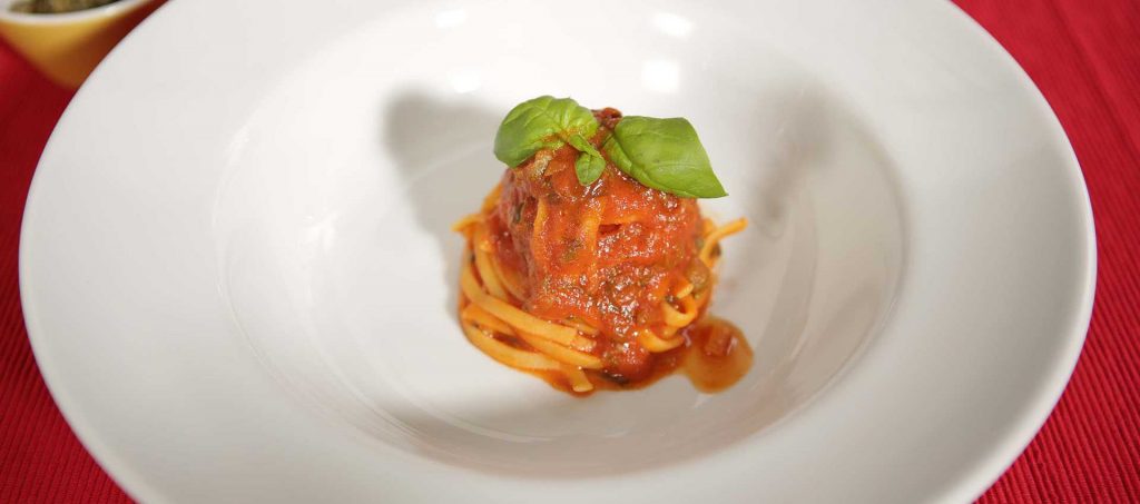 Tagliolino di pasta fresca con salsa di capperi, borraggine e erbette di campo Tagliolino di pasta fresca con salsa di capperi, borraggine e erbette di campo