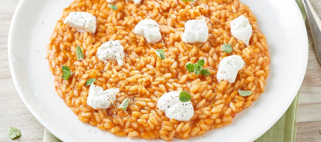 Risotto al pomodoro con fiocchetti di caprino e origano Risotto al pomodoro con fiocchetti di caprino e origano