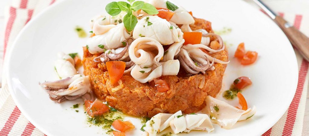 Pappa al pomodoro tiepida con calamaretti Pappa al pomodoro tiepida con calamaretti