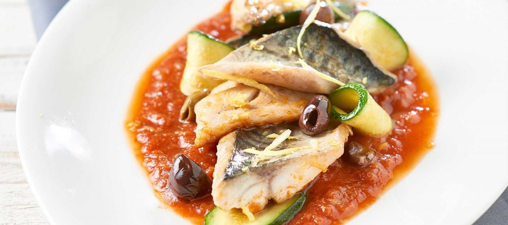 Sgombro con olive verdi, pomodoro e zucchine Sgombro con olive verdi, pomodoro e zucchine