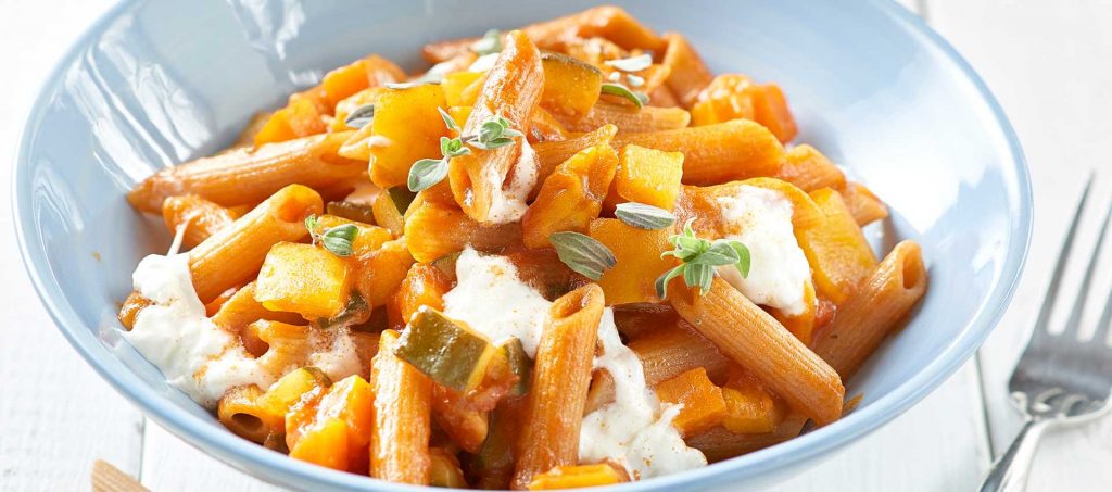 Penne integrali risottate con verdure, pomodoro e stracciatella Penne integrali risottate con verdure, pomodoro e stracciatella