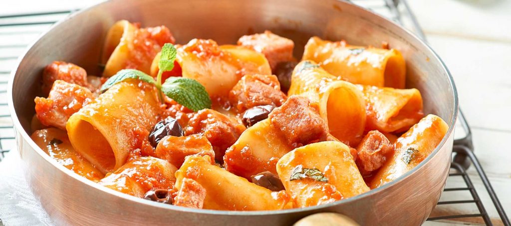 Mezzi paccheri con tonno, polpa fine di pomodoro e olive nere Mezzi paccheri con tonno, polpa fine di pomodoro e olive nere