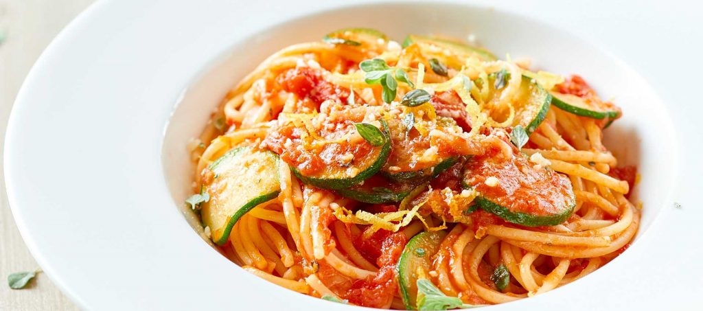 Spaghetti alla chitarra con pomodoro, zucchine, limone e maggiorana Spaghetti alla chitarra con pomodoro, zucchine, limone e maggiorana