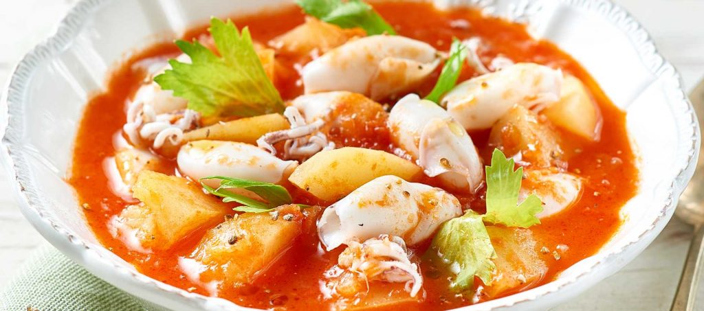 Zuppa di patate e polpa fine di pomodoro, calamaretti e crostini all’aglio Zuppa di patate e polpa fine di pomodoro, calamaretti e crostini all’aglio