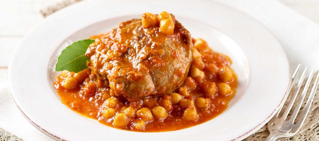 Guancette di maiale brasate con ceci e pomodoro Guancette di maiale brasate con ceci e pomodoro