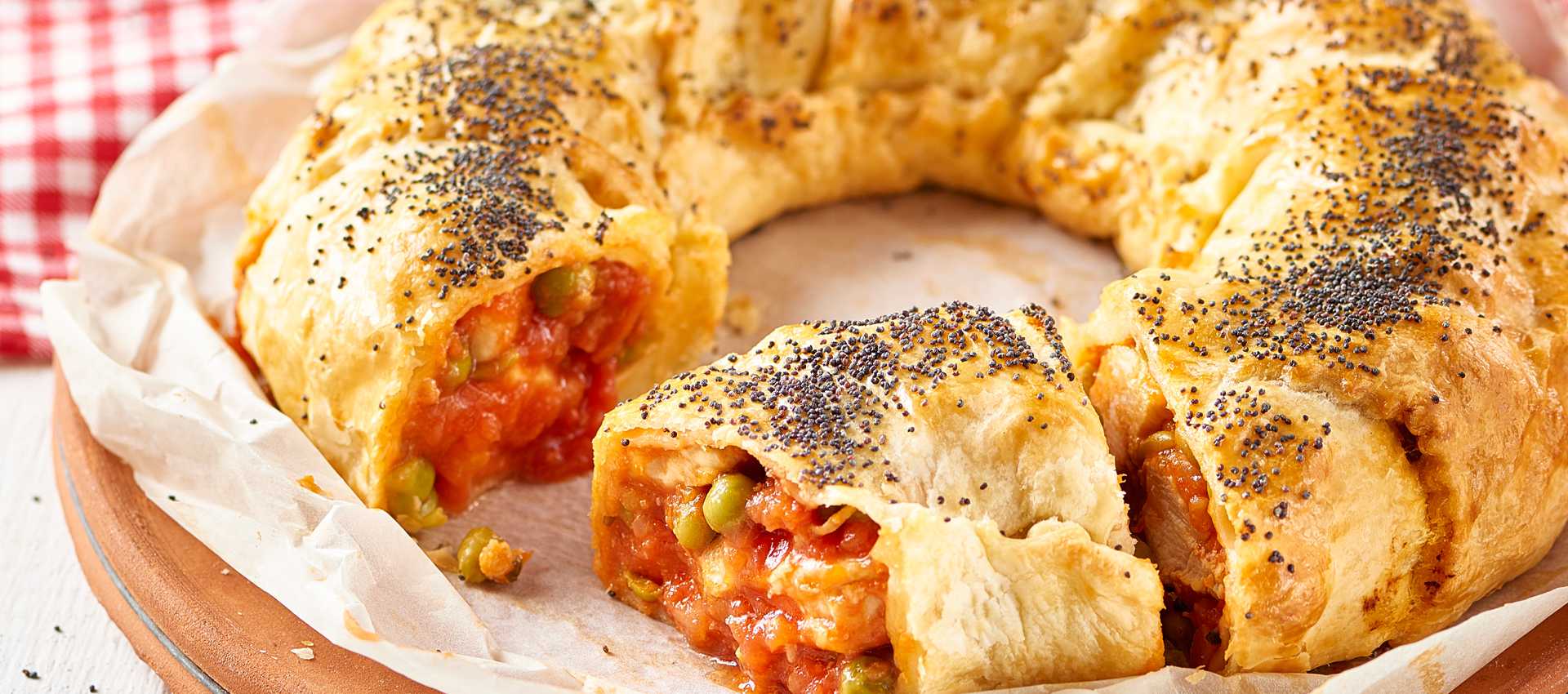 Ciambella salata di pollo e piselli al pomodoro