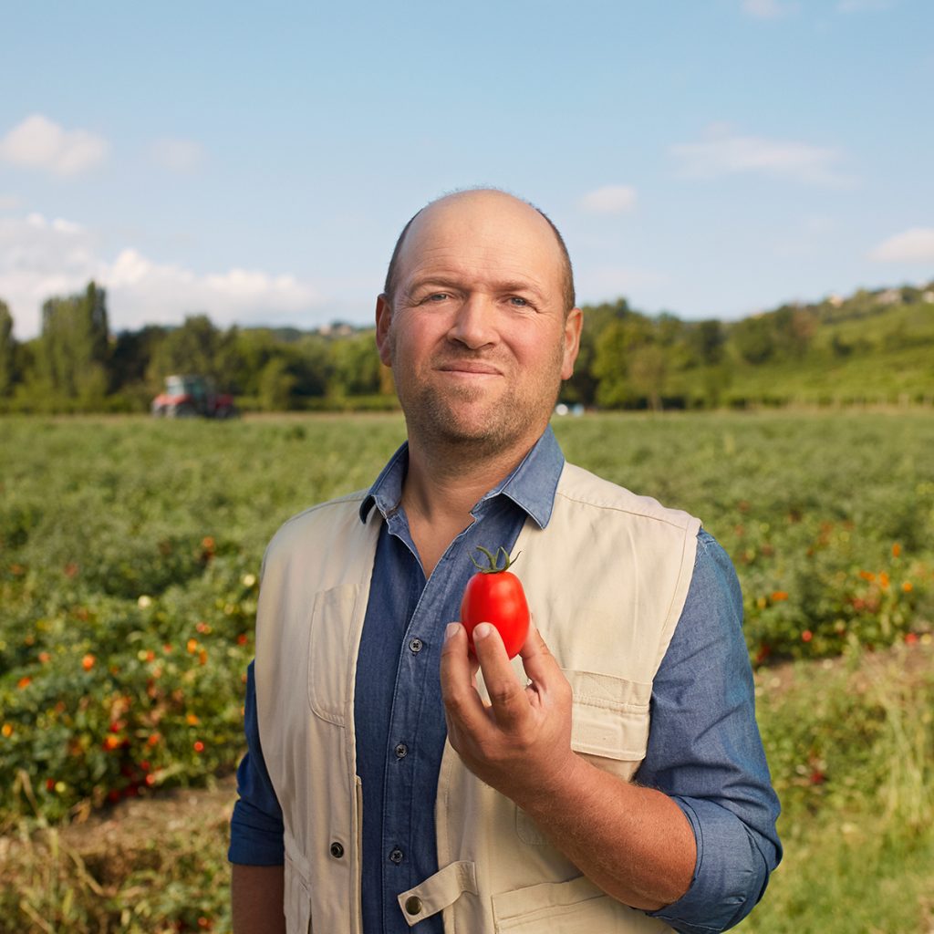 uomo con pomodo in mano