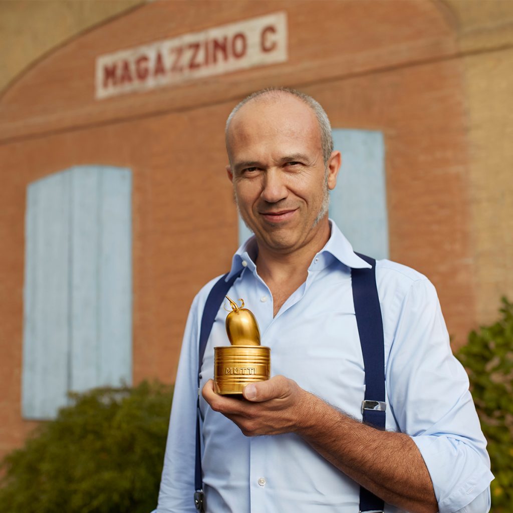 uomo con pomodorino d'oro in mano