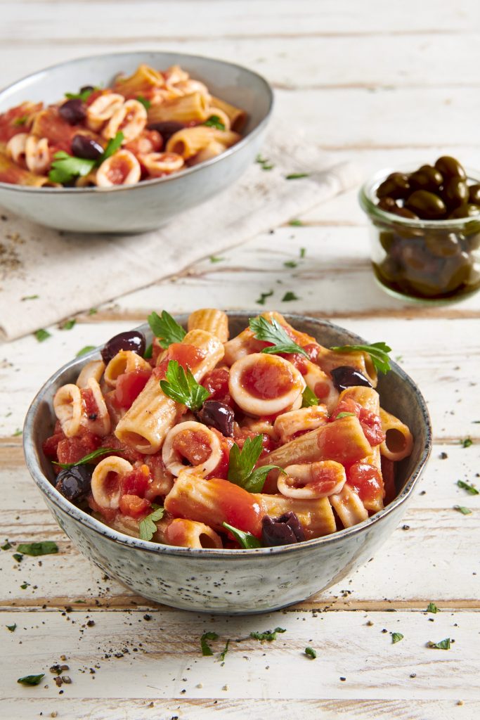 Maccheroncini integrali con calamari e olive taggiasche Maccheroncini integrali con calamari e olive taggiasche