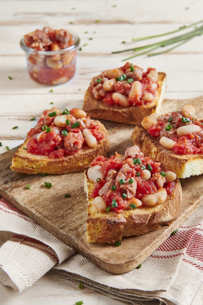 BRUSCHETTE RUSTICHE CON CANNELLINI, SALSICCIA E POMODORO BRUSCHETTE RUSTICHE CON CANNELLINI, SALSICCIA E POMODORO
