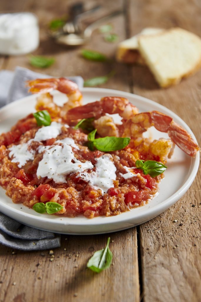 Pappa al pomodoro con stracciatella e gamberi sautées Pappa al pomodoro con stracciatella e gamberi sautées