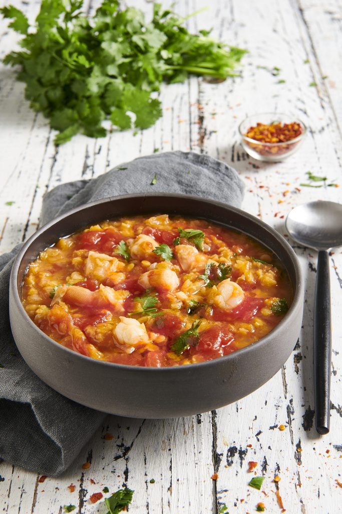 Zuppa veloce di gamberi, lenticchie rosse, pomodoro e coriandolo Zuppa veloce di gamberi, lenticchie rosse, pomodoro e coriandolo