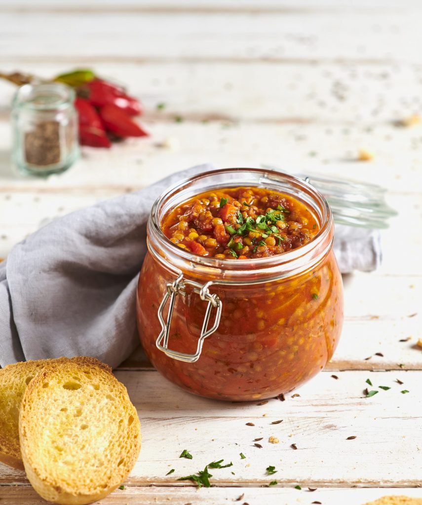 Chili di lenticchie verdi con bruschette di pane Chili di lenticchie verdi con bruschette di pane