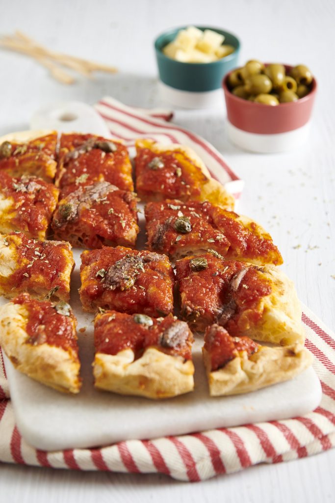 Pinsa con salsa pizzutello, capperi e acciughe Pinsa con salsa pizzutello, capperi e acciughe