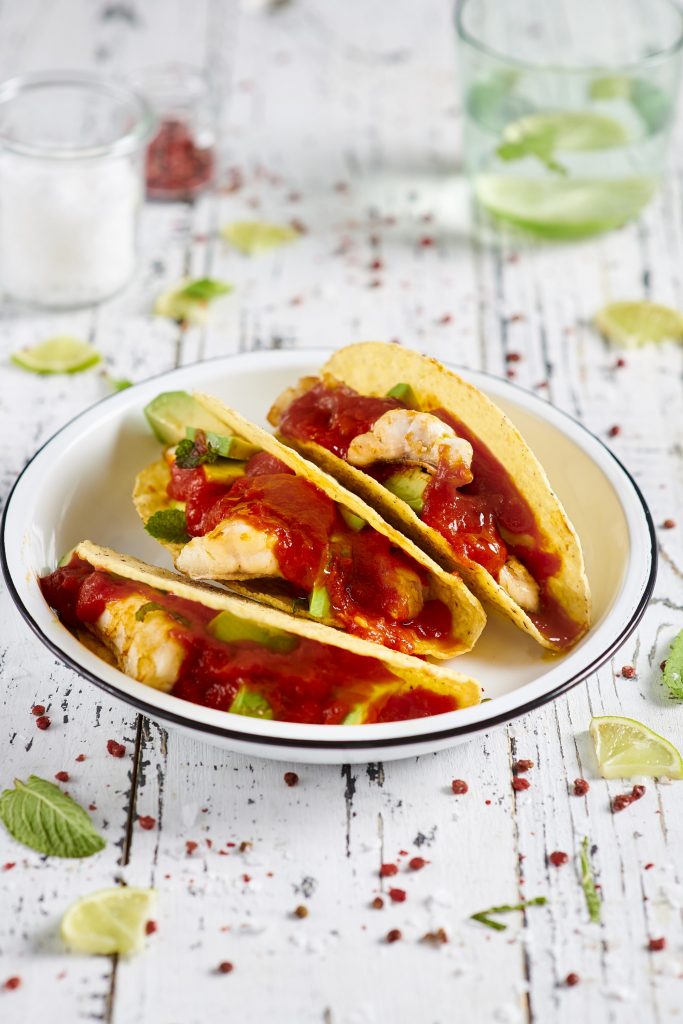 Tacos ripieni di cernia, salsa di pomodoro piccante e avocado Tacos ripieni di cernia, salsa di pomodoro piccante e avocado