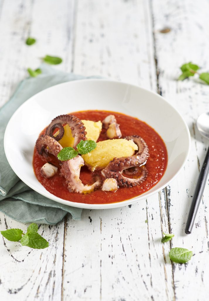 Zuppetta di pomodoro, gnocchi di polenta e polpo alla piastra Zuppetta di pomodoro, gnocchi di polenta e polpo alla piastra