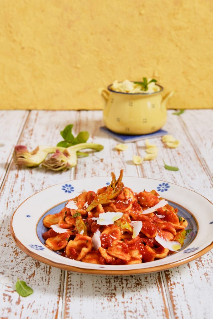 Orecchiette con pomodoro, carciofi e cacioricotta Orecchiette con pomodoro, carciofi e cacioricotta