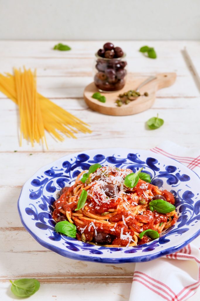 Spaghettoni al pomodoro con olive, capperi e ricotta salata Spaghettoni al pomodoro con olive, capperi e ricotta salata