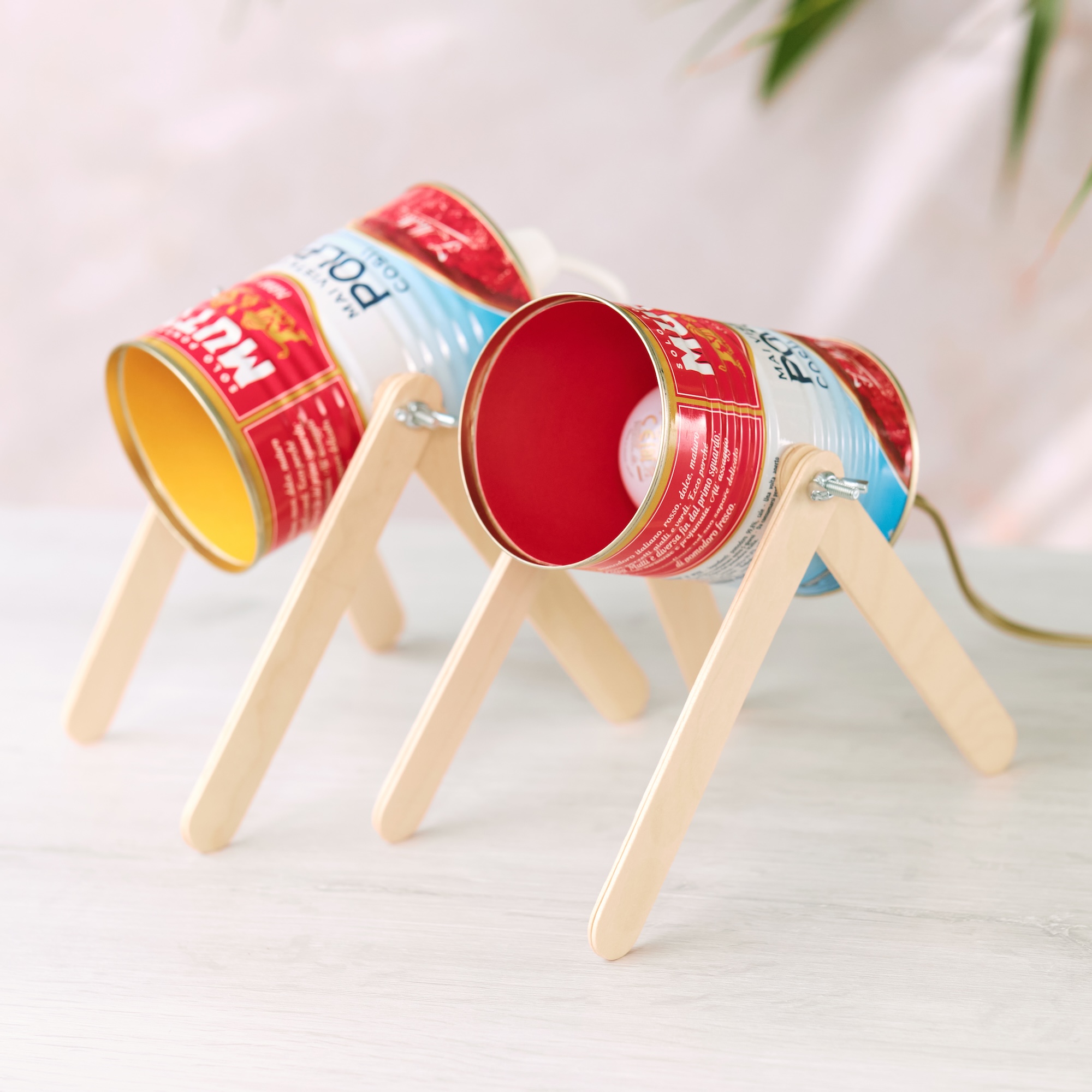 Lampada da tavolo con lattine di Polpa Mutti