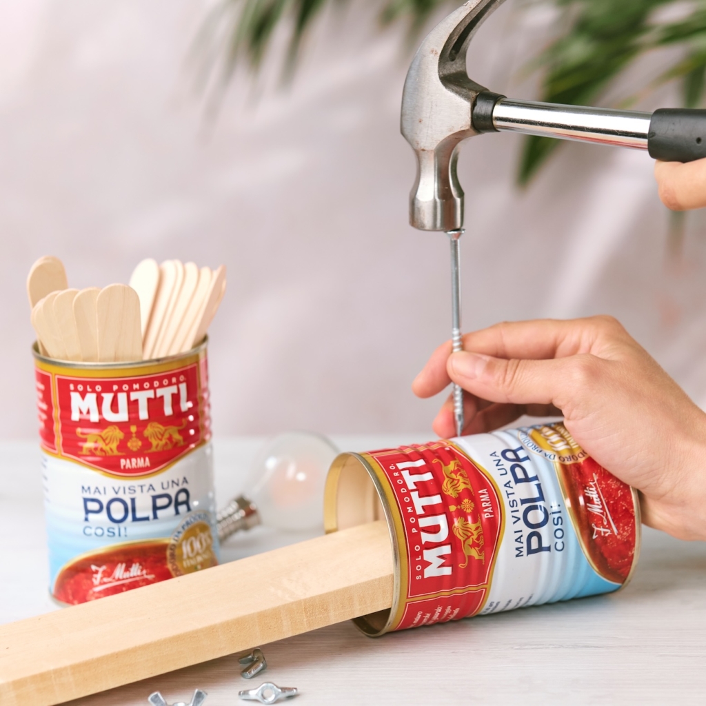 Lampada da tavolo con lattine di Polpa Mutti | Mutti