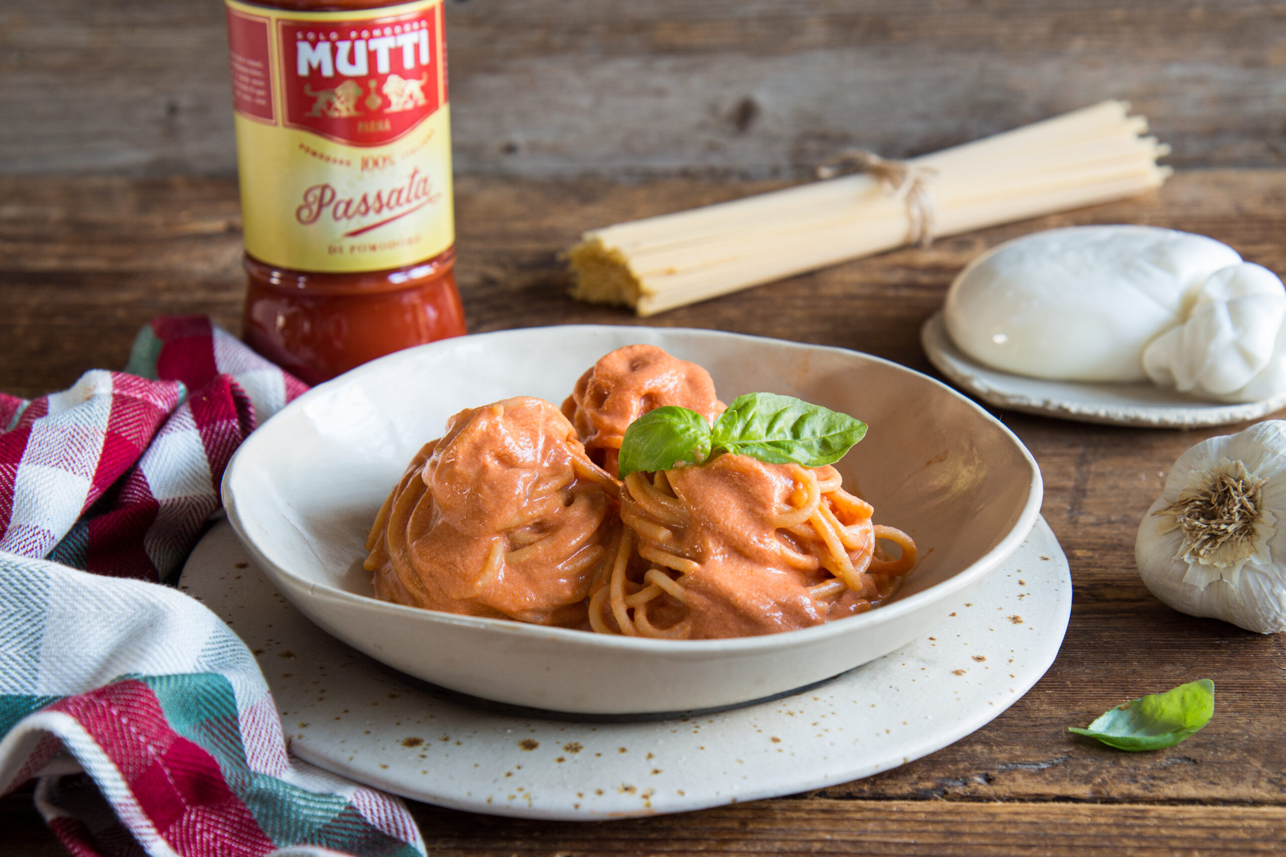 Spaghetti con crema di pomodoro e burrata