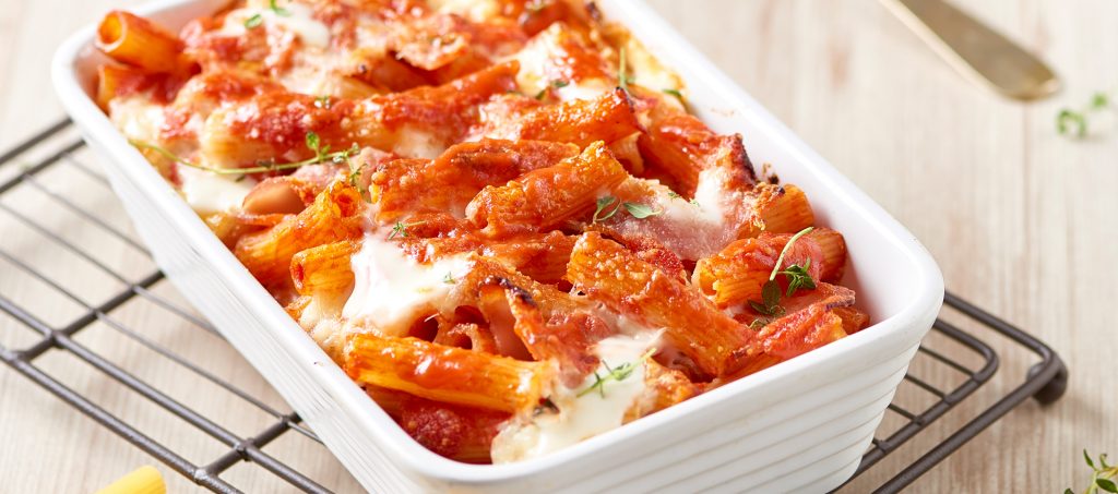 Maccheroncini-uunipastaa tomaatilla, keittokinkulla ja mozzarellalla Maccheroncini-uunipastaa tomaatilla, keittokinkulla ja mozzarellalla