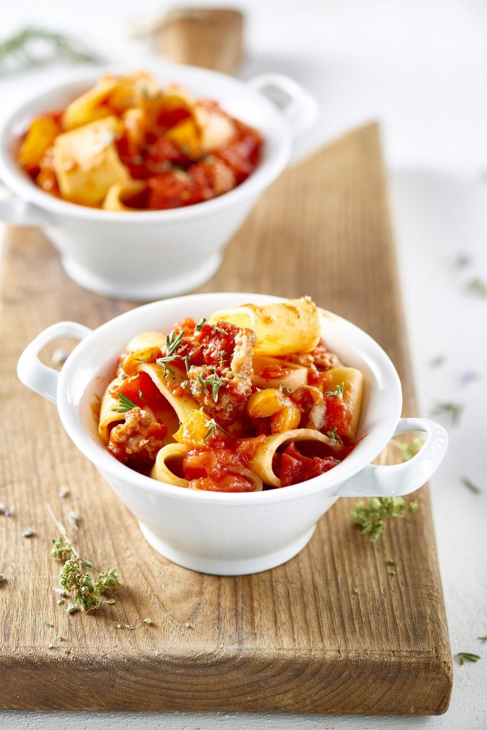 Calamarata-pastaa raakamakkaralla Calamarata-pastaa raakamakkaralla