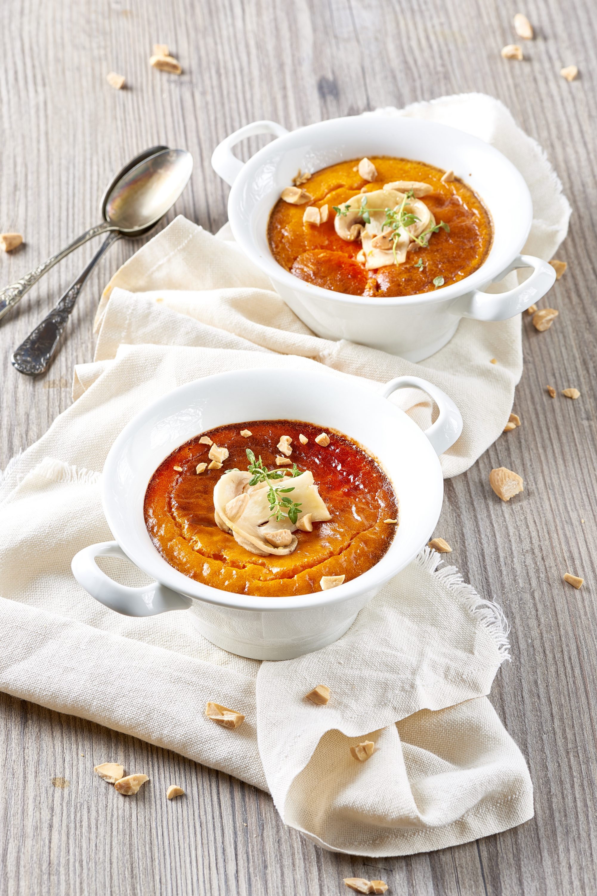 tomaatti flan ja sienisalaatti