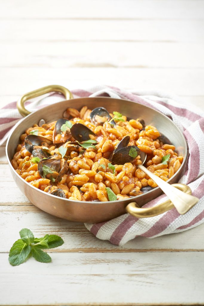 Sardinialaista gnocchetti-pastaa sinisimpukoiden, kikherneiden, tomaatin ja kivikkokäenmintun kera Sardinialaista gnocchetti-pastaa sinisimpukoiden, kikherneiden, tomaatin ja kivikkokäenmintun kera