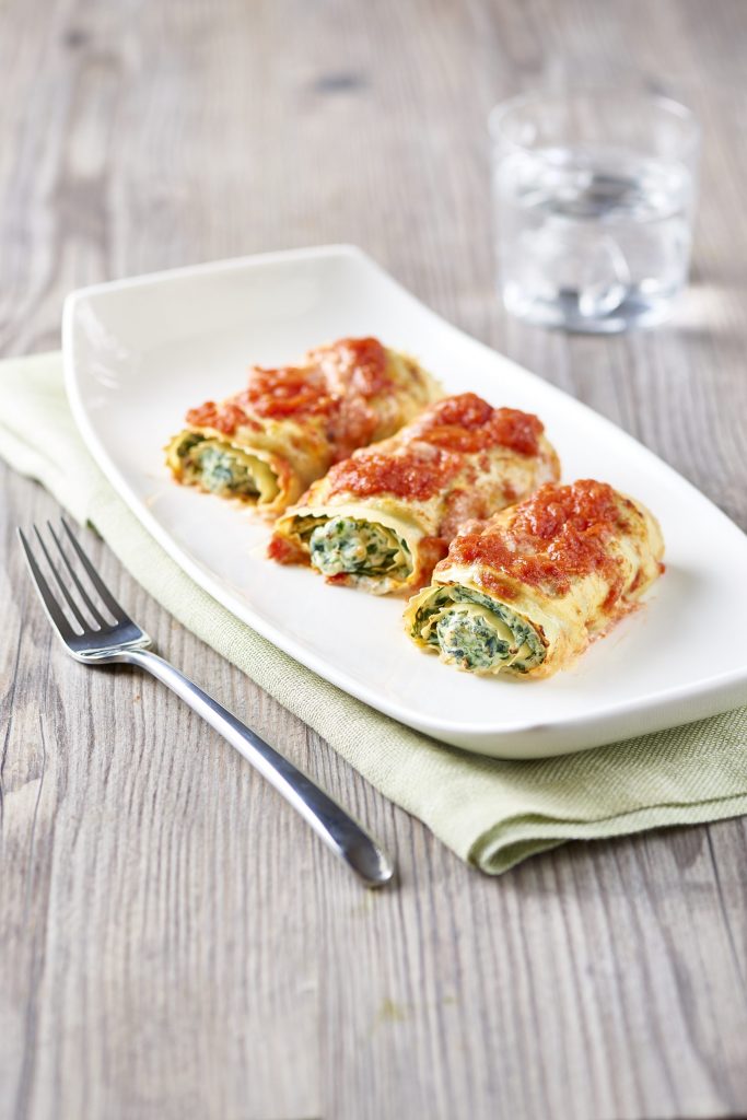 Lasagnekääryleet ricotta-juustolla, pinaateilla ja tomaattimurskalla Lasagnekääryleet ricotta-juustolla, pinaateilla ja tomaattimurskalla
