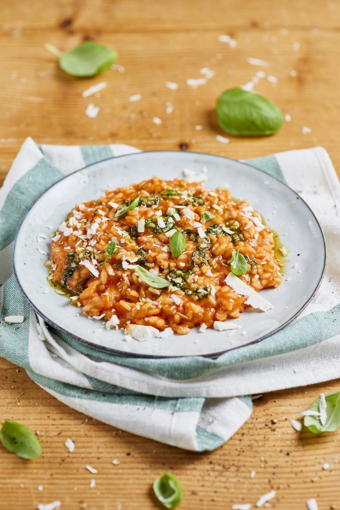 Pestolla ja ricotta-juustolla maustettu tomaattirisotto Pestolla ja ricotta-juustolla maustettu tomaattirisotto