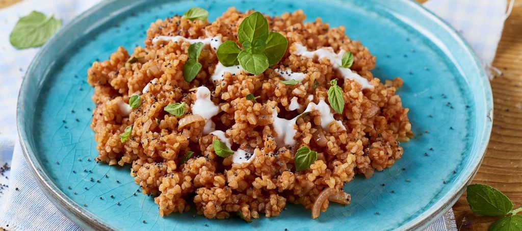 Minttubulgur sipulin, tomaatin ja jugurtin kera Minttubulgur sipulin, tomaatin ja jugurtin kera