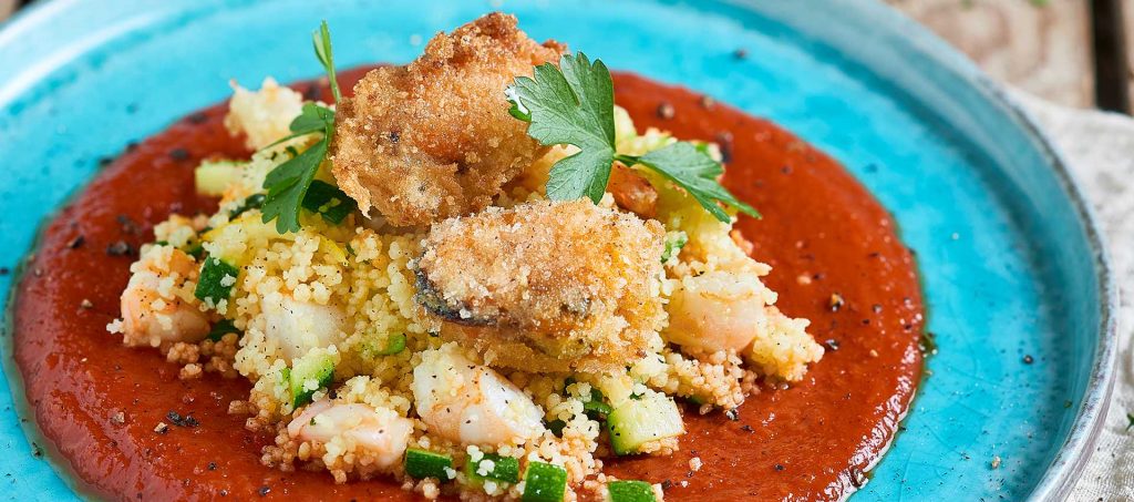Merellinen couscous paistettujen sinisimpukoiden ja kalaliemen kera Merellinen couscous paistettujen sinisimpukoiden ja kalaliemen kera