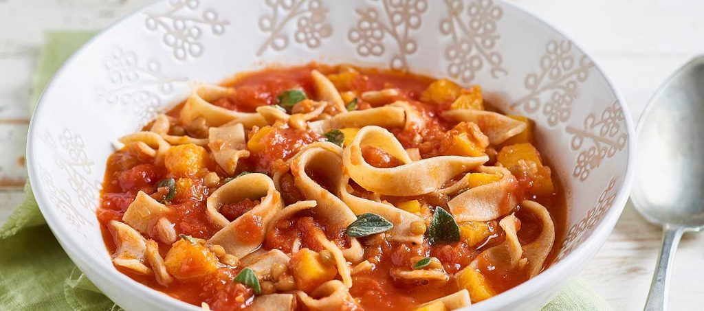 Täysjyväfettuccine linssien, tomaatin ja kurpitsan kera Täysjyväfettuccine linssien, tomaatin ja kurpitsan kera