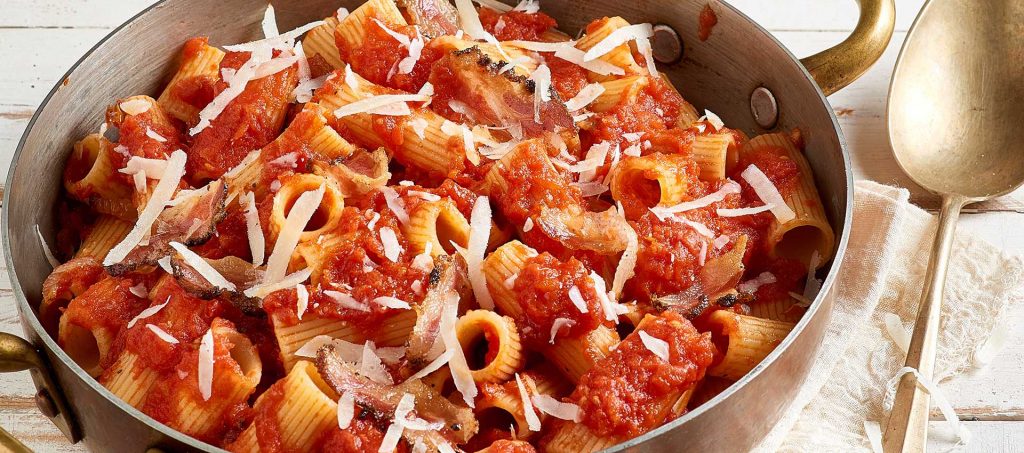 Rigatoni-pastaa all’amatriciana (silava-tomaattikastikkeessa) Rigatoni-pastaa all’amatriciana (silava-tomaattikastikkeessa)